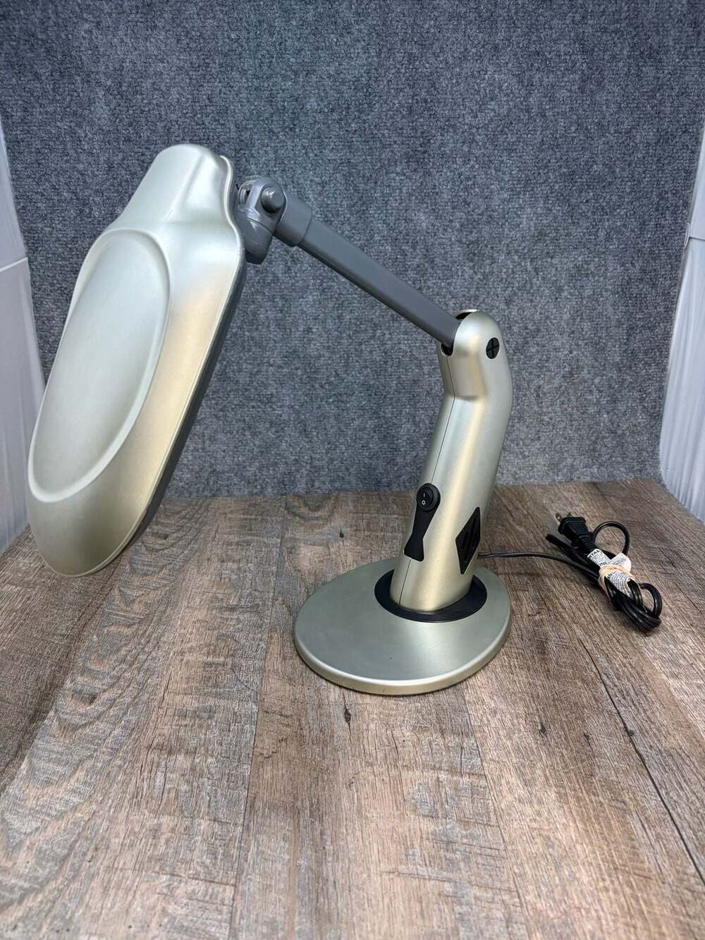Baltoro LLC Sunlight therapy Desk Lamp Model SL5720RS Rocker Switch 27W Gray GUC